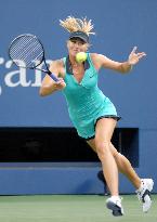 Sharapova advances to 2nd round in U.S. Open tennis