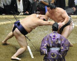 Hakuho stretches win streak at autumn meet