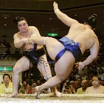 Harumafuji beats Homasho at autumn meet