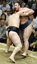 Ozeki Kotooshu beats Tochinoshin
