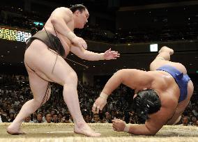 Yokozuna Hakuho ties Chiyonofuji's 53-bout winning streak