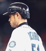 Ichiro goes hitless against Rangers