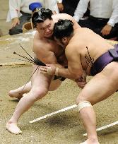 Hakuho makes it 57th straight win