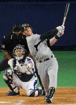 Murton reaches 200-hit mark in Japan