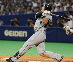 Murton reaches 200-hit mark in Japan