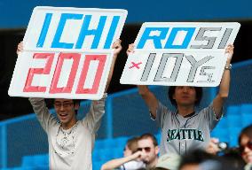 Ichiro reaches 200 hits for 10th straight season