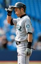 Ichiro reaches 200 hits for 10th straight season