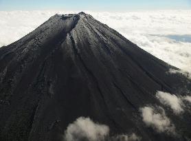 Mt. Fuji gets season's 1st snowcap