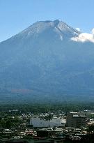 Mt. Fuji gets season's 1st snowcap