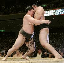 Hakuho secures 16th title, extends winning streak to 61