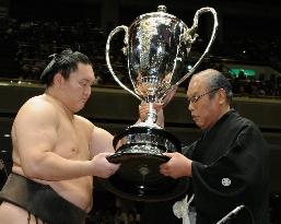 Hakuho gets 16th Emperor's Cup