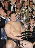 Hakuho gets 16th Emperor's Cup