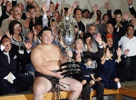 Hakuho gets 16th Emperor's Cup