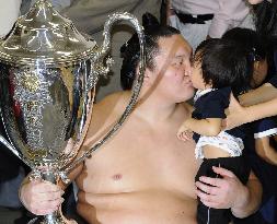 Hakuho logs 16th perfect win