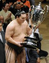 Hakuho gets 16th Emperor's Cup