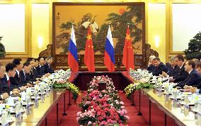 Russia's Medvedev, China's Hu hold talks