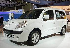 Renault exhibits compact electric van