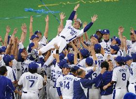 Dragons' manager Ochiai tossed in the air
