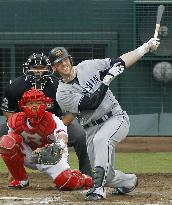 Murton ties Ichiro's single-season hits record in Japan