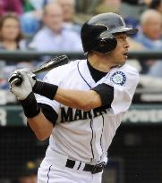 Ichiro concludes season with 214 hits