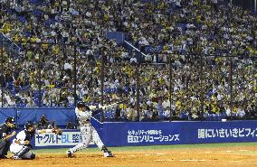Murton breaks single-season hits record in Japan
