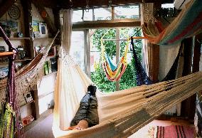 Hammocks becoming relaxation item in Tokyo