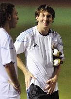 Messi practices before friendly