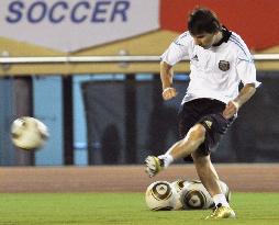 Messi practices before friendly