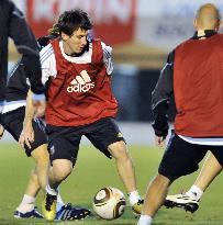 Messi practices before friendly