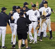 Yankees rout Rangers in Game 5