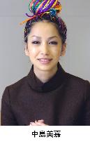 Nakashima suspends singing due to hearing problem