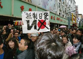 Chinese stage anti-Japan protest in Shaanxi Province