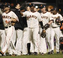 Giants shut out Rangers in Game 2