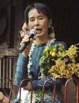 Freed Suu Kyi calls for national unity