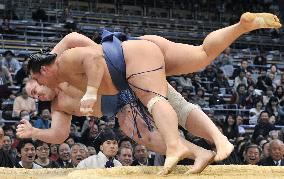 Rank-and-filer Homasho downs ozeki Baruto