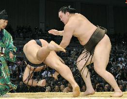 Hakuho slaps down Yoshikaze