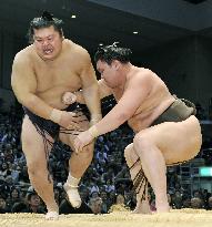 Hakuho defeats Takekaze