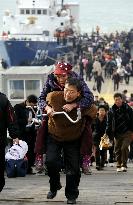 Yeonpyeong Island evacuees arrive at Incheon