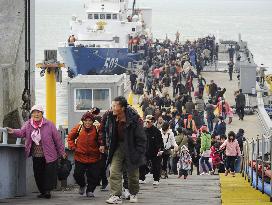 Yeonpyeong Island evacuees arrive at Incheon