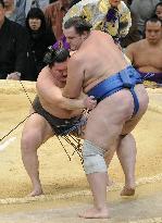 Hakuho beats Baruto