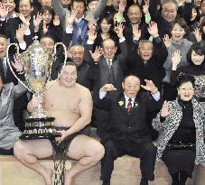 Hakuho wins 5th consecutive Emperor's Cup