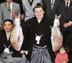 Hakuho grabs victory fish