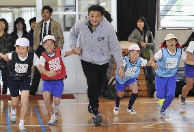 Takanohana visits elementary school