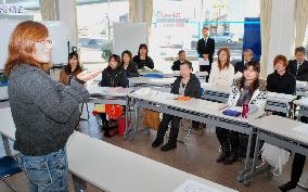 Training tour guides for Chinese visitors to Japan