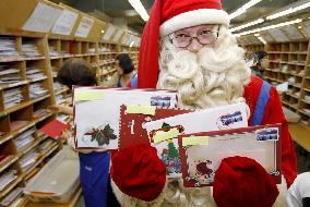 Santa Claus cheers up postal workers at Narita