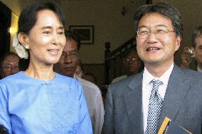 U.S. envoy, Suu Kyi discuss sanctions