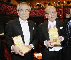 2 Japanese chemists honored at Nobel ceremony