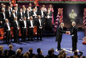 2 Japanese chemists honored at Nobel ceremony