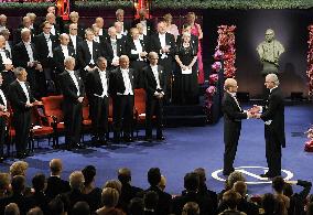 2 Japanese chemists honored at Nobel ceremony