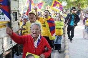 Tibetans protest Chinese premier's India visit